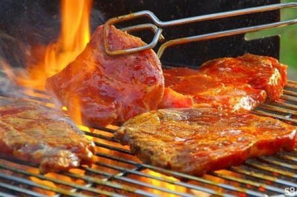 还有提供特制猪排，提前腌制24小时。厚厚的一块肉往炭火上一扔，香料被烤得直往肉里钻，所以特别