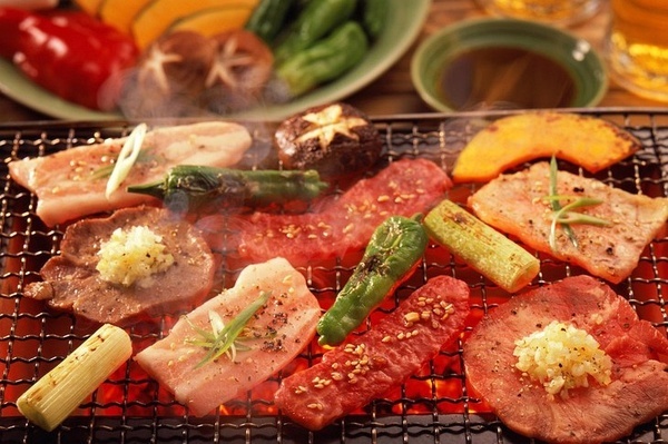 03:BBQ On the Beach 沙滩烧烤 如果消耗能量太多，现场还有“美食补给”。烧烤从下午开始，就全