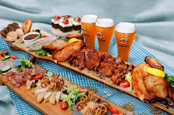 当然，啤酒是派对的灵魂，我们也准备了夏日特调和冰啤畅饮。世间情动，也可以是冰桶里面藏啤酒，