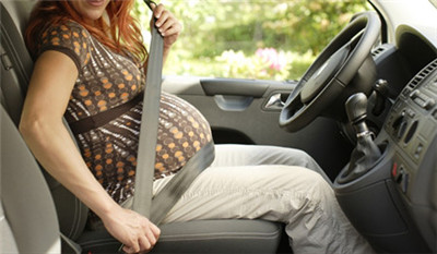 使用安全带可有效避免伤害母体及胎儿