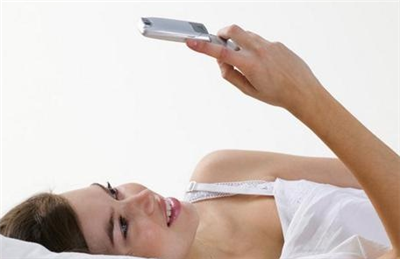 剖腹产坐月子可以玩手机吗