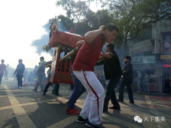 大年初六他们虔诚主祭真异大师