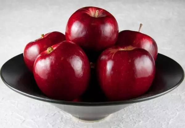 长期吃苹果的女人，竟然会变成这样！惊呆了