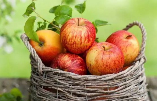 长期吃苹果的女人，竟然会变成这样！惊呆了