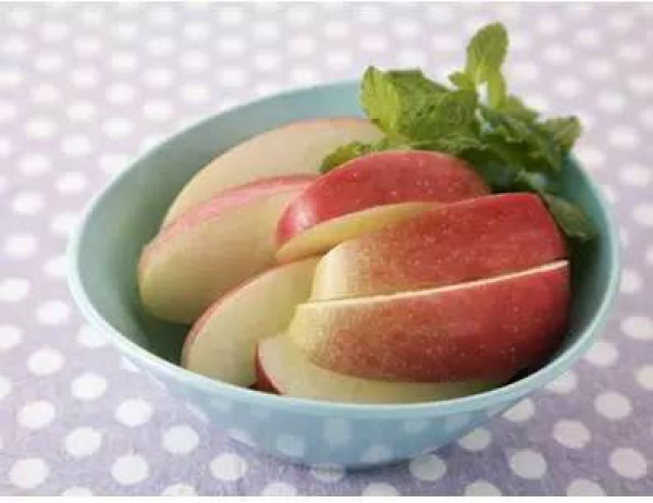 长期吃苹果的女人，竟然会变成这样！惊呆了