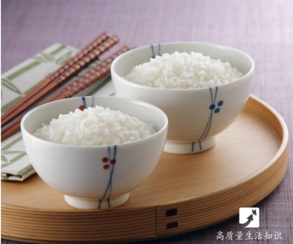 涨姿势！蒸米饭时只要在锅盖前多加点东西，就会好吃几十倍！