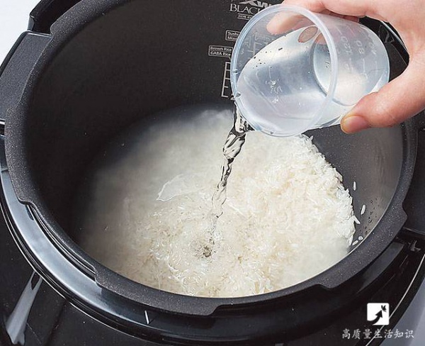 涨姿势！蒸米饭时只要在锅盖前多加点东西，就会好吃几十倍！