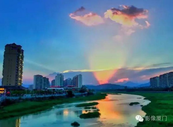 【台风预警】“妮妲”步步紧逼！厦门惊现奇观！沿海景点全关闭！