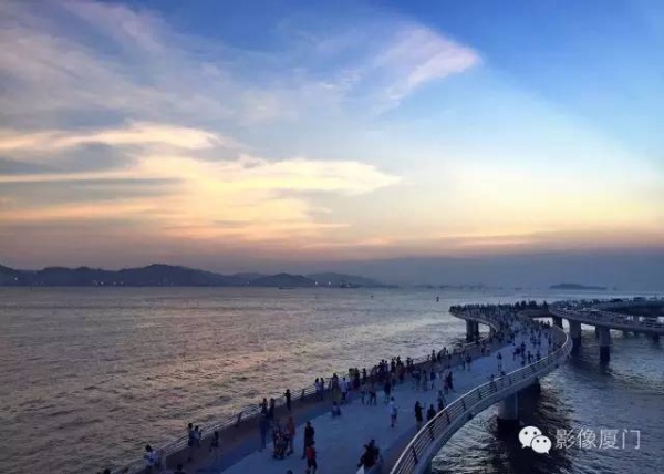 【台风预警】“妮妲”步步紧逼！厦门惊现奇观！沿海景点全关闭！