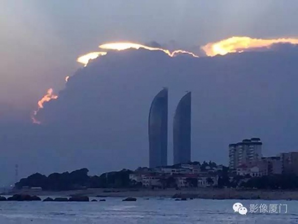 【台风预警】“妮妲”步步紧逼！厦门惊现奇观！沿海景点全关闭！