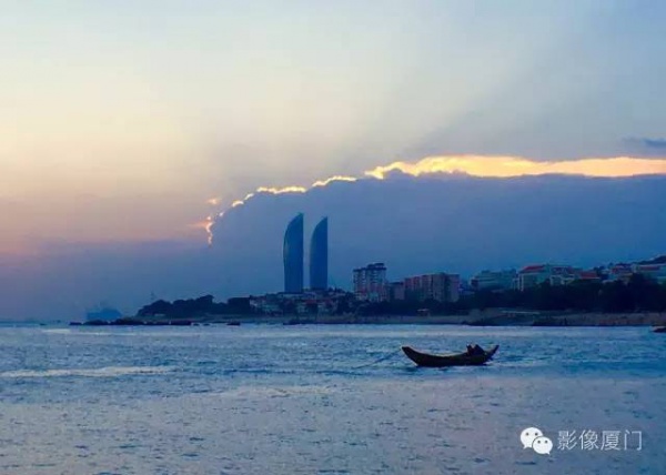 【台风预警】“妮妲”步步紧逼！厦门惊现奇观！沿海景点全关闭！