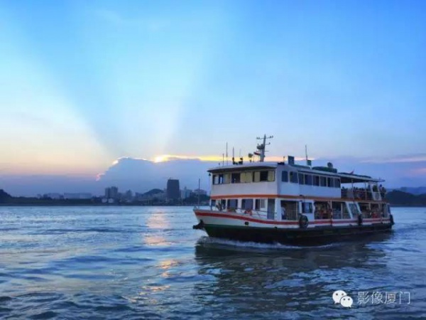 【台风预警】“妮妲”步步紧逼！厦门惊现奇观！沿海景点全关闭！