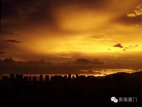 厦门“美炸”了！台风前史无前例的火烧云爆发，震撼得让人害怕…