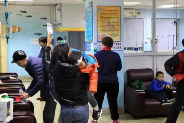 有的班一半请病假，最近孩子挺受罪，家长就别添乱了！两大误区折腾孩子