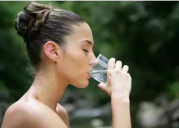 吃药要喝多少水？吃前喝还是吃后喝？90%的人都做错！