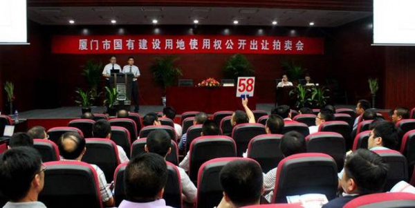 悲痛！翔安隧道收费站口突发车祸，女司机跪在死者尸体前哭喊对不起......