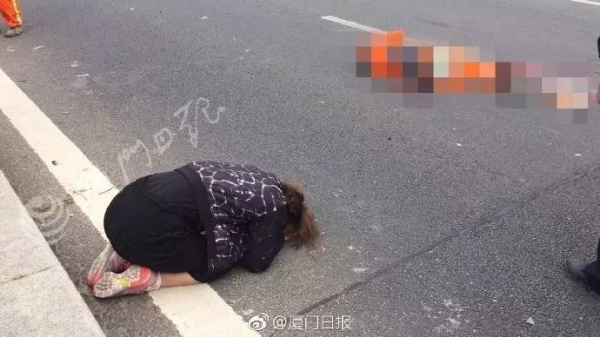 悲痛！翔安隧道收费站口突发车祸，女司机跪在死者尸体前哭喊对不起......