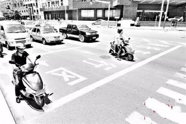 悲痛！翔安隧道收费站口突发车祸，女司机跪在死者尸体前哭喊对不起......