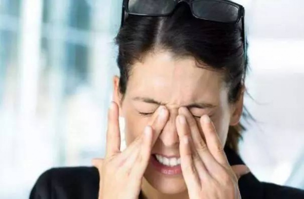 20岁女生因它右眼“暴盲”，能把这个坏习惯改掉的请举手……