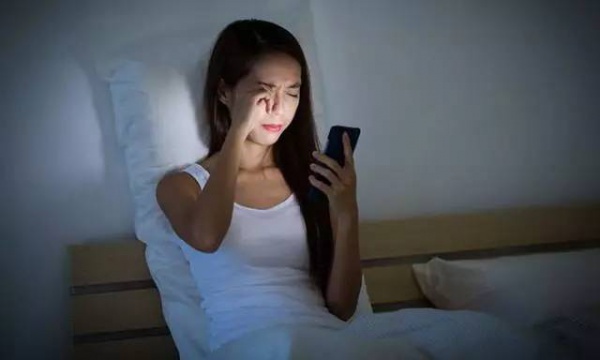 20岁女生因它右眼“暴盲”，能把这个坏习惯改掉的请举手……