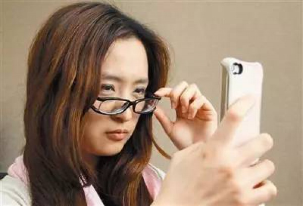 20岁女生因它右眼“暴盲”，能把这个坏习惯改掉的请举手……