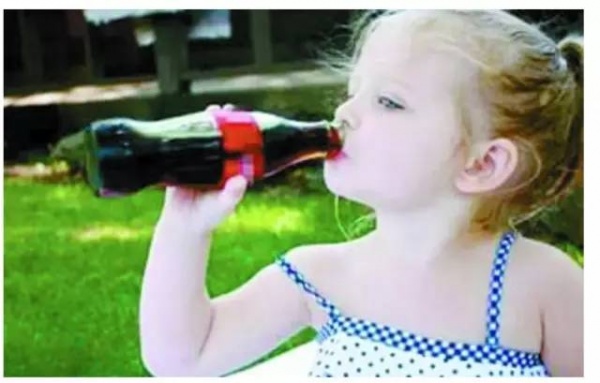 可乐这么不健康，为什么我还给孩子喝？难道不是亲生的？