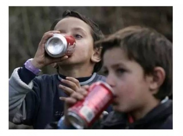 可乐这么不健康，为什么我还给孩子喝？难道不是亲生的？