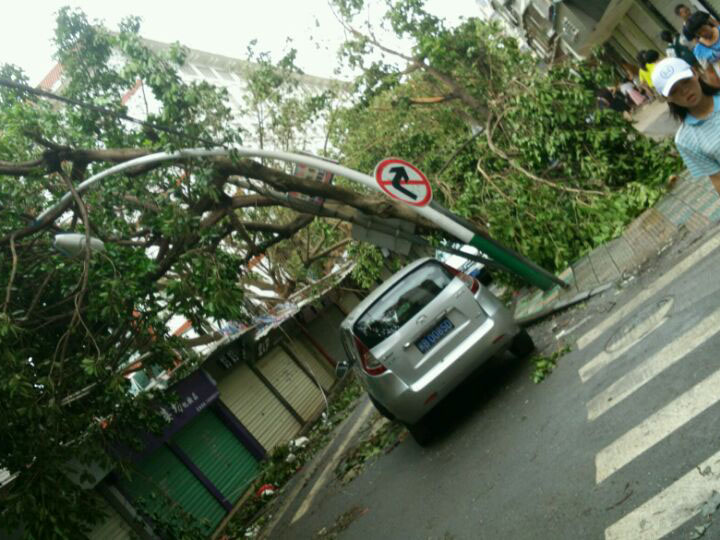 莫兰蒂后集美街景,路灯压弯_集美石鼓路商圈