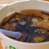 陆丰市场旁的仙草婆