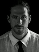 你的周末，和这位男模级分析师更配哦~