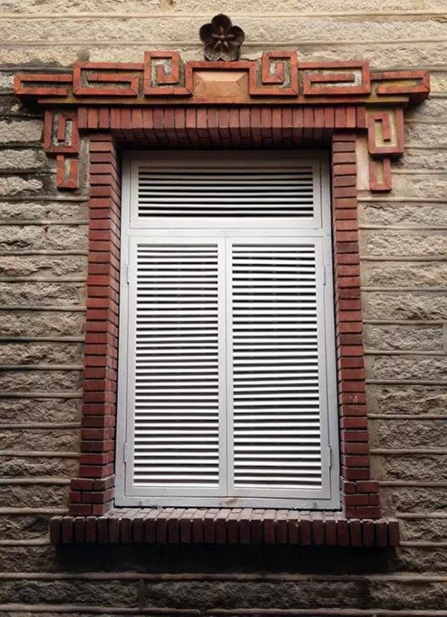 侧面的帷幔型红砖窗楣主楼边上的小道,可直接通向附楼哦正立面为胭脂